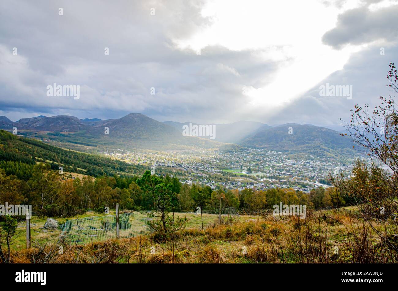 Paisaje de montaña desigual noruego, abetos y pinos, ciudad de Bergen  iluminada por el sol y rodeada de montañas en un día de otoño niebla, fotos  Fotografía de stock - Alamy