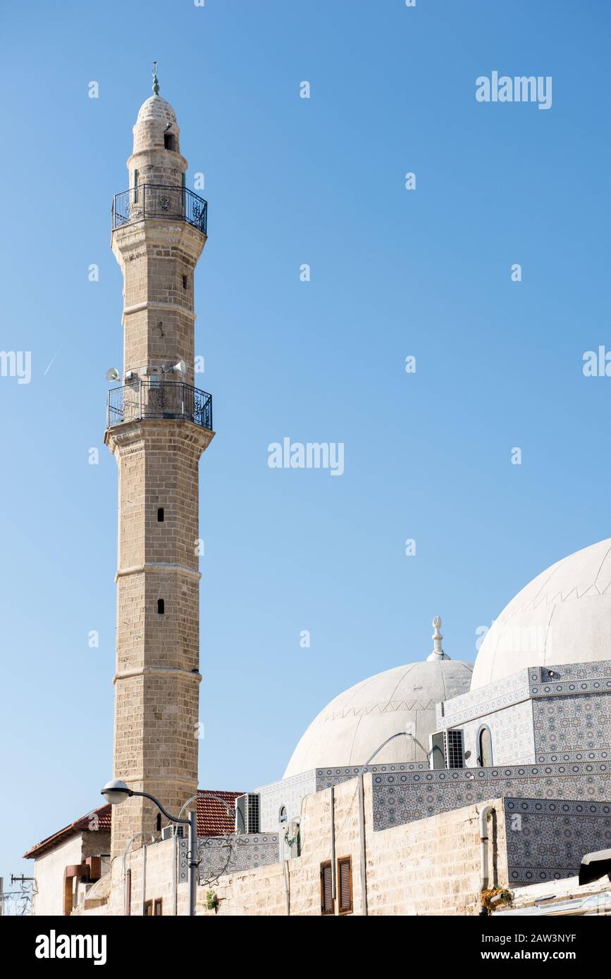 Una hermosa mezquita se encuentra en lo alto de la ciudad Foto de stock