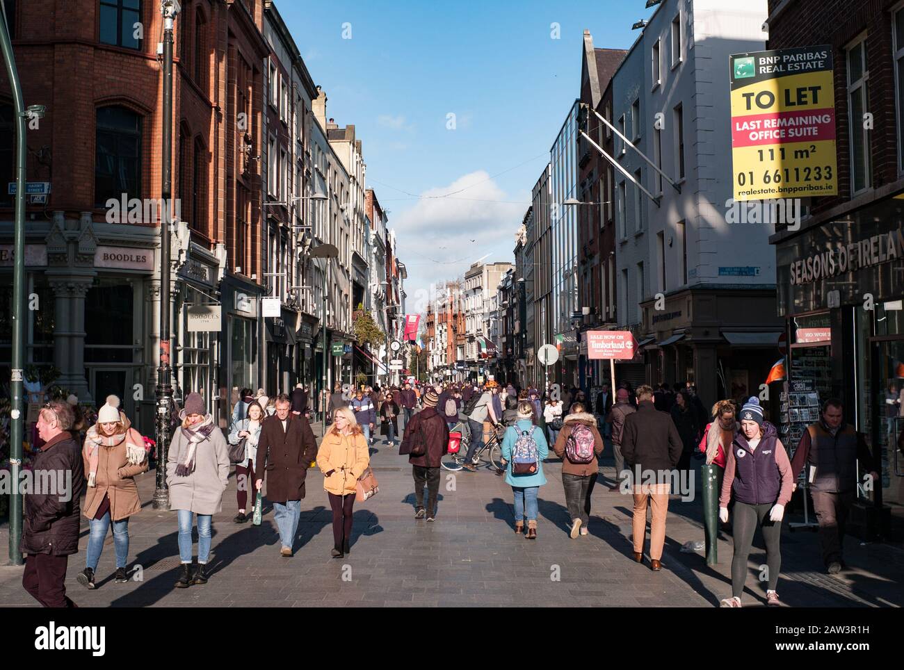 tiempo dos dormitar Dublín, Irlanda - 29 de enero de 2020: Compradores y turistas que caminan  por Grafton Street Fotografía de stock - Alamy