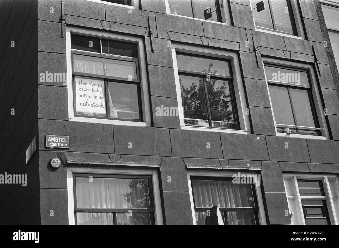Panel de protesta contra la ventana trasera del depósito del vehículo en el Amstel Fecha: 30 de agosto de 1972 ubicación: Amstel, North Holland Foto de stock