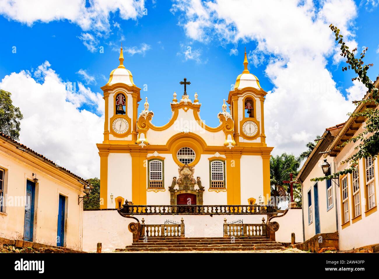 Fachada de una antigua iglesia construida en el siglo XVIII en estilo barroco en la ciudad de Tiradentes, Minas Gerais Foto de stock