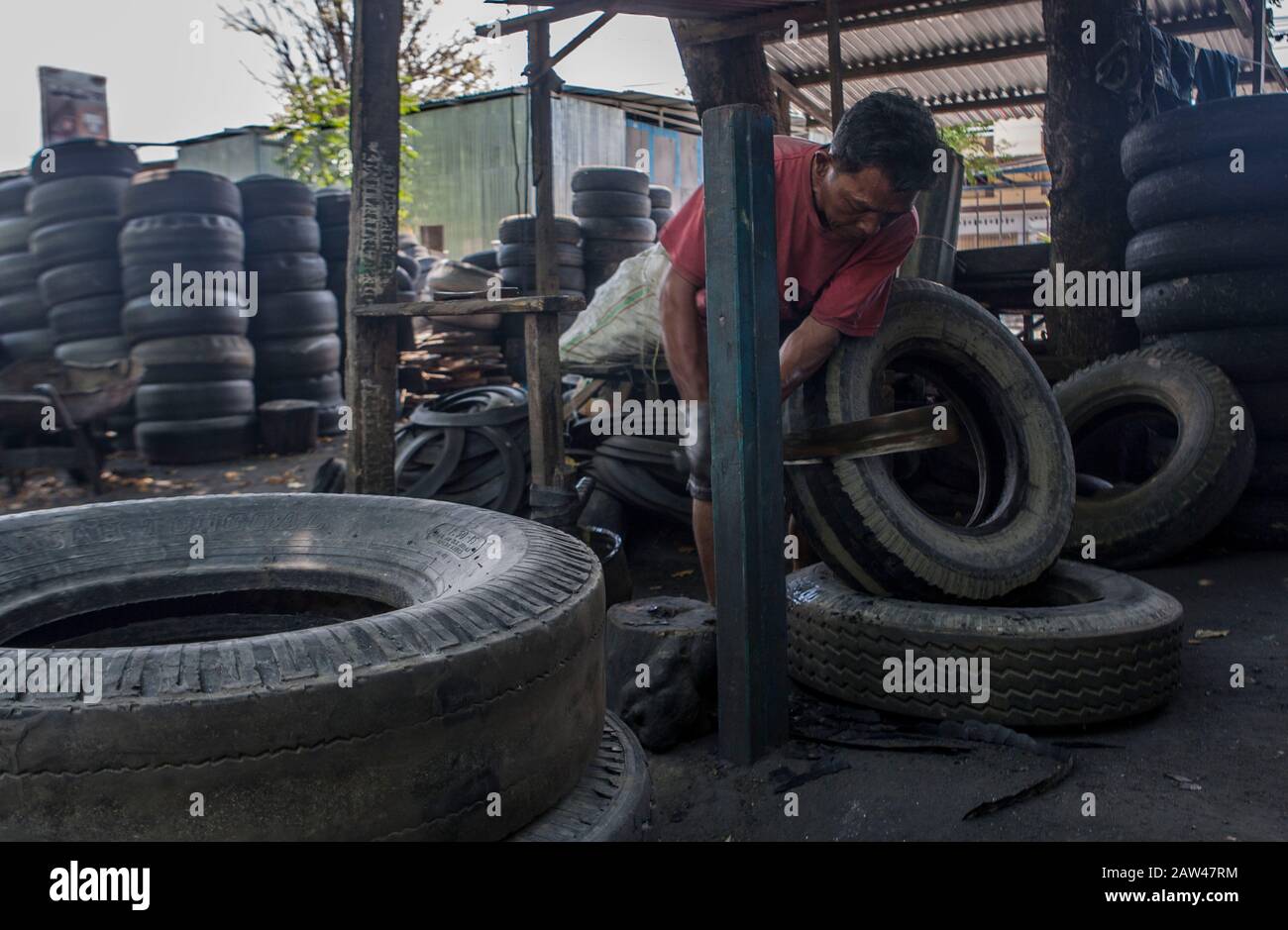 Los trabajadores vieron hacer contenedores de residuos hechos de residuos  de neumáticos usados en el taller "Small and Medium Enterprise" (UKM) en  Palu, Central Sulawesi, Indonesia, el jueves 15 de agosto de