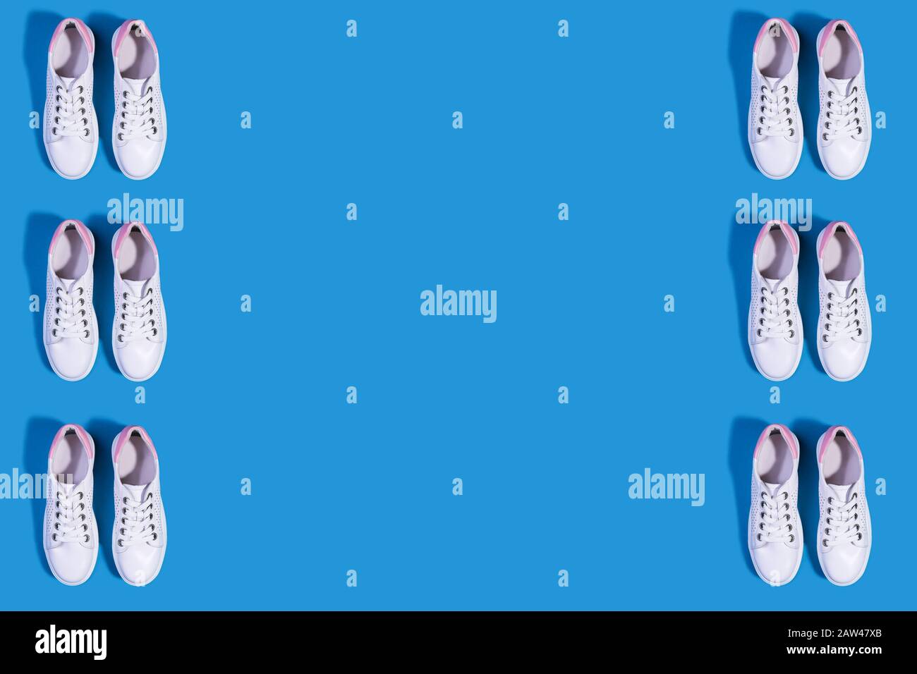 Sneakers En Color Blanco Puro Sobre Un Patron De Fondo Azul Brillante Con Lugar Para Texto Fotografia De Stock Alamy