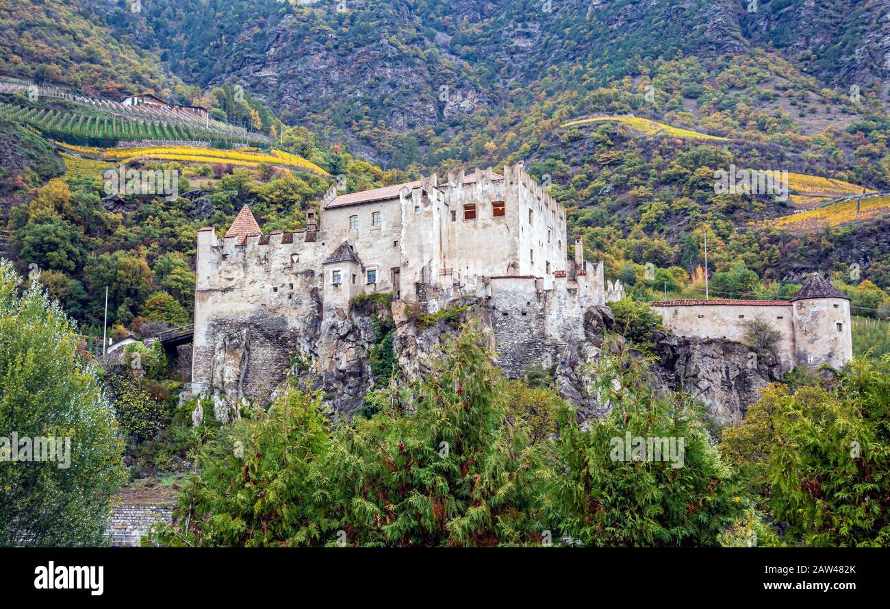 Castillo De Castelbello. Castillo medieval en Tirol del Sur, en una ladera. Paisaje otoñal en Tirol del Sur, norte de Italia. Europa Foto de stock