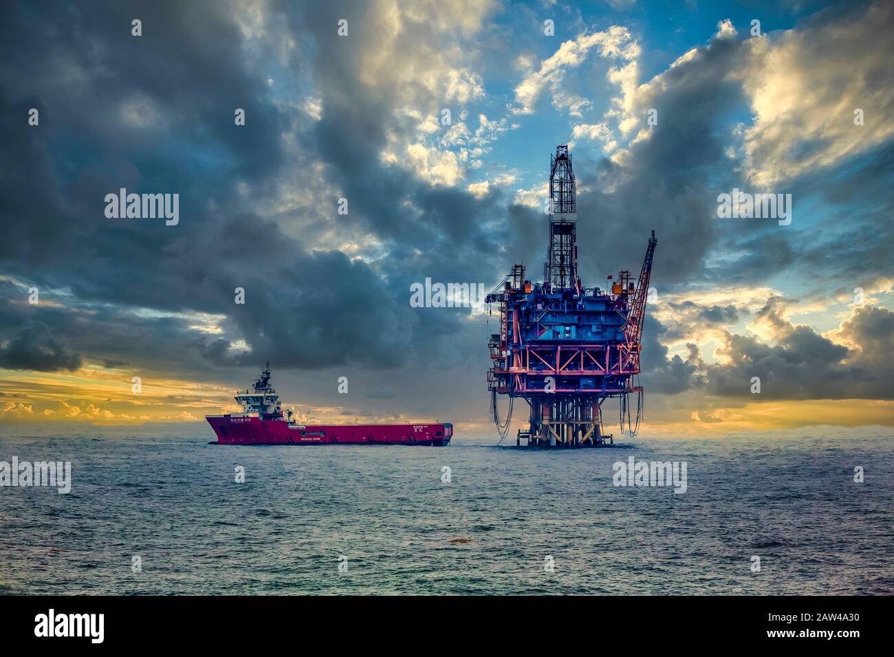 Un océano de exploración petrolífera y el buque de aprovisionamiento en el Mar del Sur de China cerca de Japón. Foto de stock