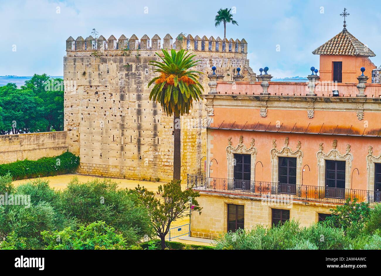 La enorme torre del homenaje y el vistoso palacio Villavicencio, rodeado por el jardín del Alcázar, Jerez, España Foto de stock