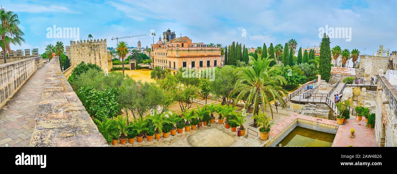 Jerez, ESPAÑA - 20 DE SEPTIEMBRE de 2019: Panorama de los terrenos de la fortaleza del Alcázar con murallas, jardín al Andalus, patio de San Fernando, piscina, Villavicencio Foto de stock