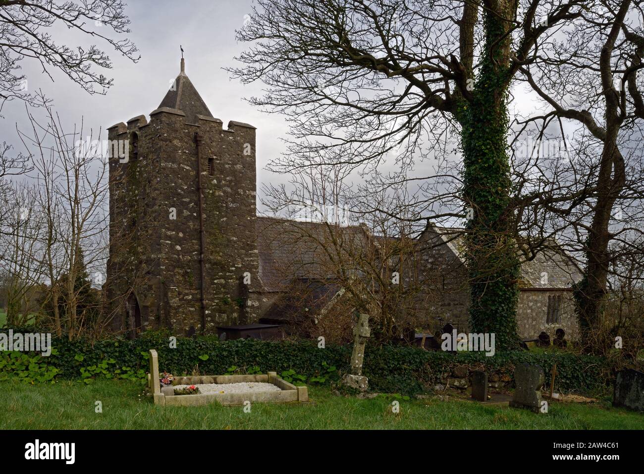 La iglesia de Santa María, Llanfair-yng-Nghornwy, es una iglesia medieval en Anglesey. Se remonta al siglo 11 y ahora es un edificio catalogado de Grado I. Foto de stock