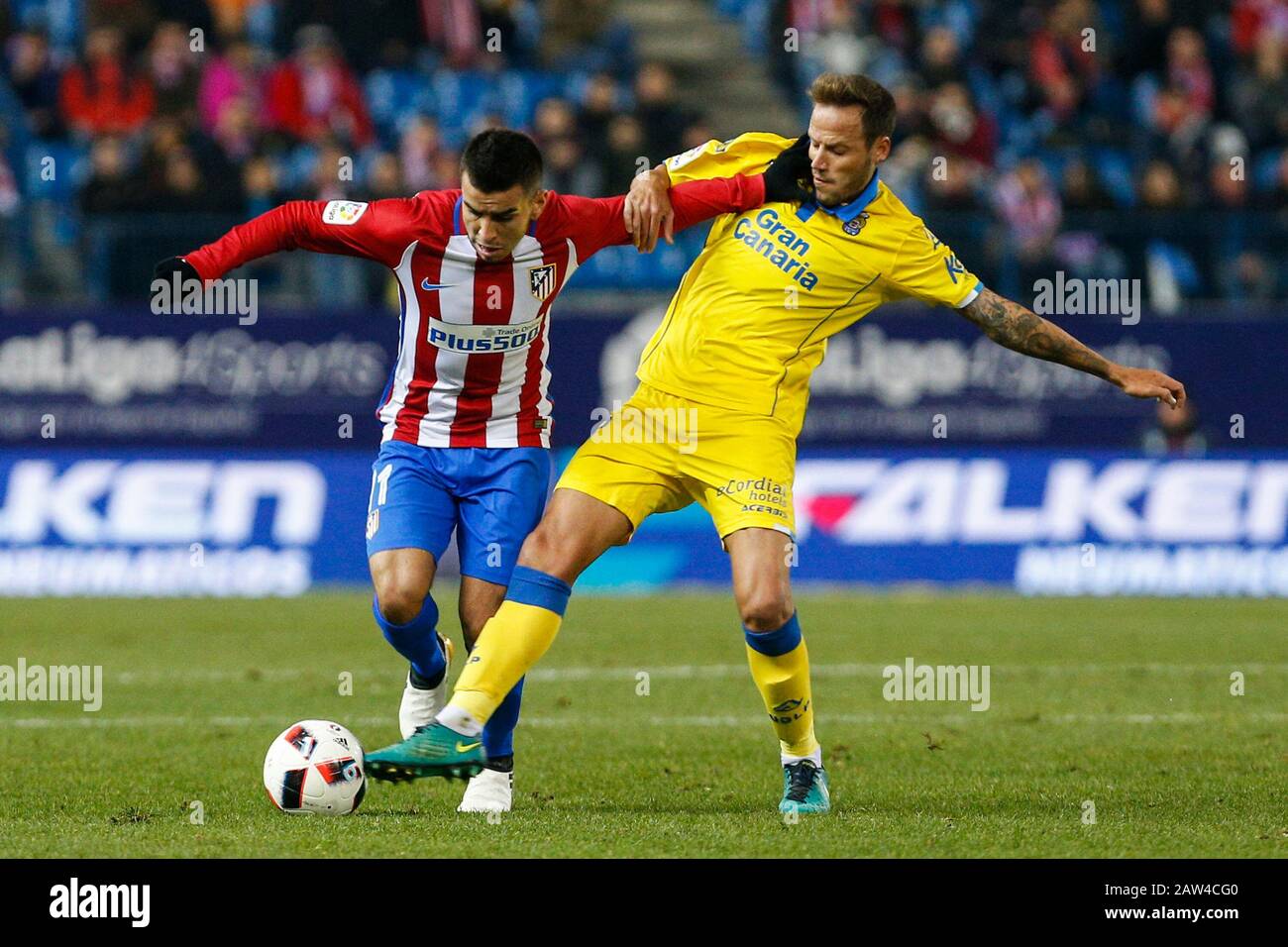 Ángel Correa del Atlético de Madrid , UD las Palmas Javi Castellano durante  el partido de Copa del Rey entre el Atlético de Madrid y las Palmas, en  Vicen Fotografía de stock -