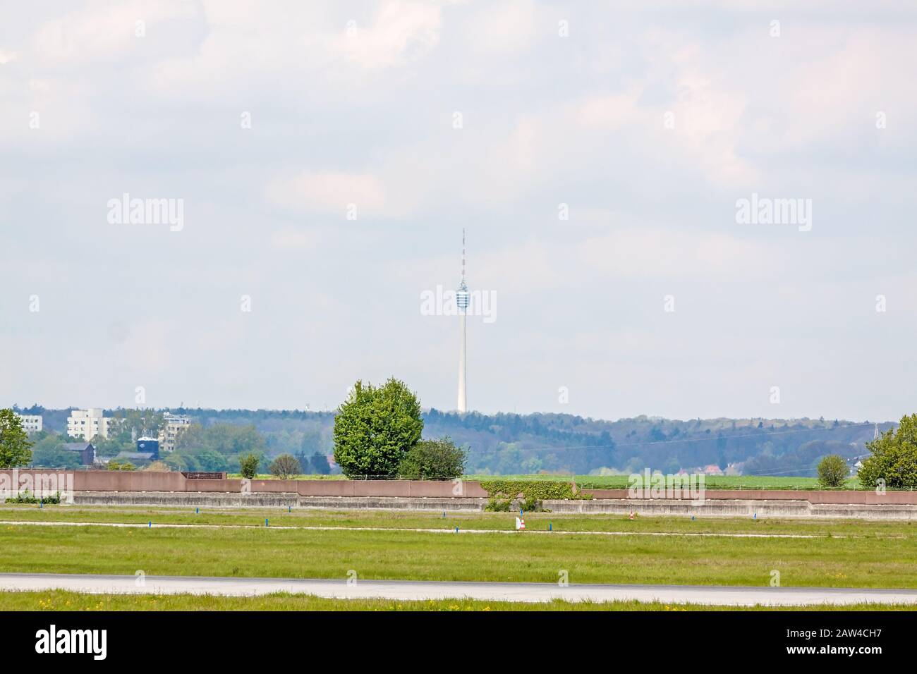 Torre de TV Stuttgart - vista desde el aeropuerto de Stuttgart, prado verde y pista de aterrizaje en frente Foto de stock