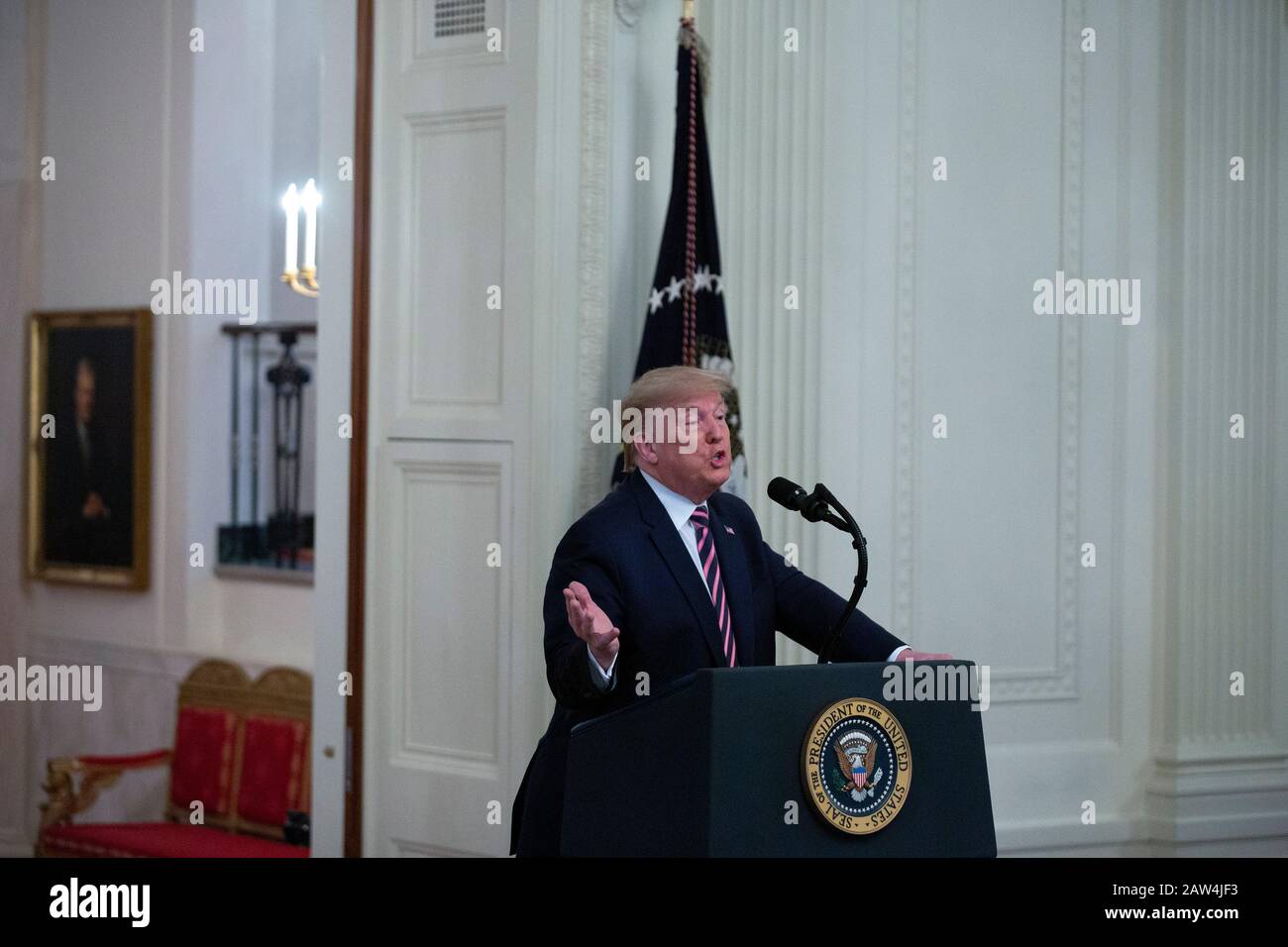 El presidente de los Estados Unidos, Donald J. Trump, hace comentarios sobre el voto del Senado para absolverlo de ambos artículos de juicio político en la Sala este de la Casa Blanca en Washington, DC, EE.UU., el jueves 6 de febrero de 2020. Crédito: Stefani Reynolds/CNP /MediaPunch Foto de stock
