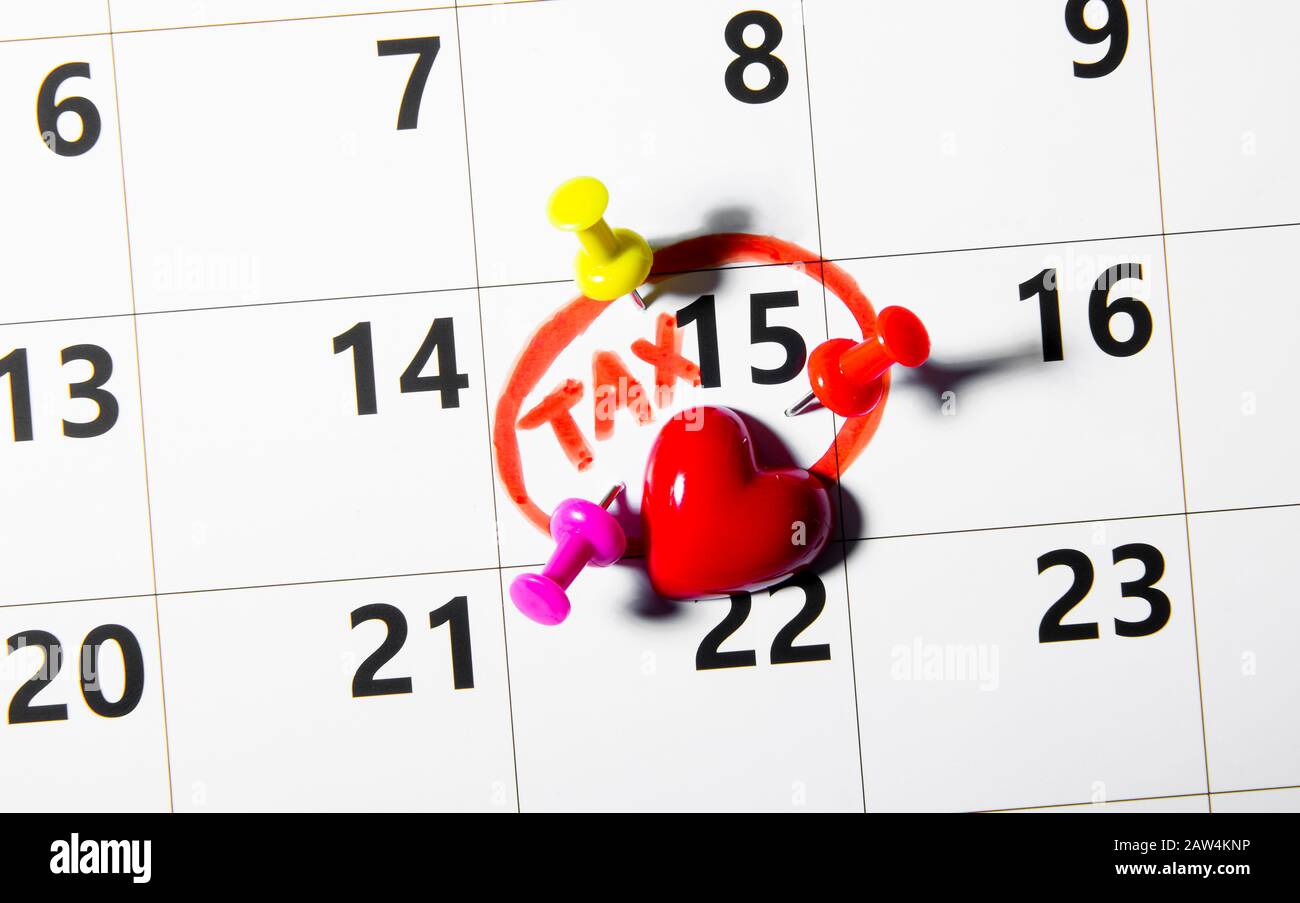 Día De Impuestos 15 Abril 2020 Concepto. Calendario recordatorio con pins de colores y texto con marcas rojas. Foto de stock