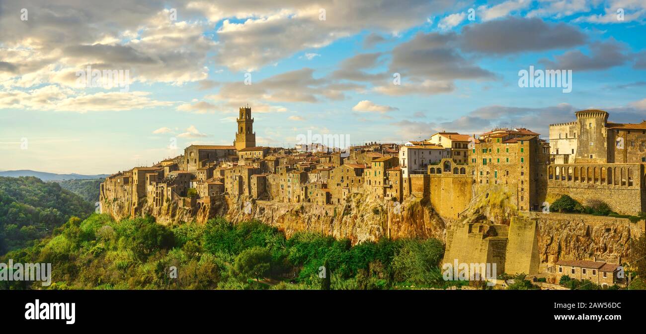Toscana, Pitigliano pueblo medieval en la colina rocosa Tuff. Panorama al atardecer. Italia, Europa. Foto de stock