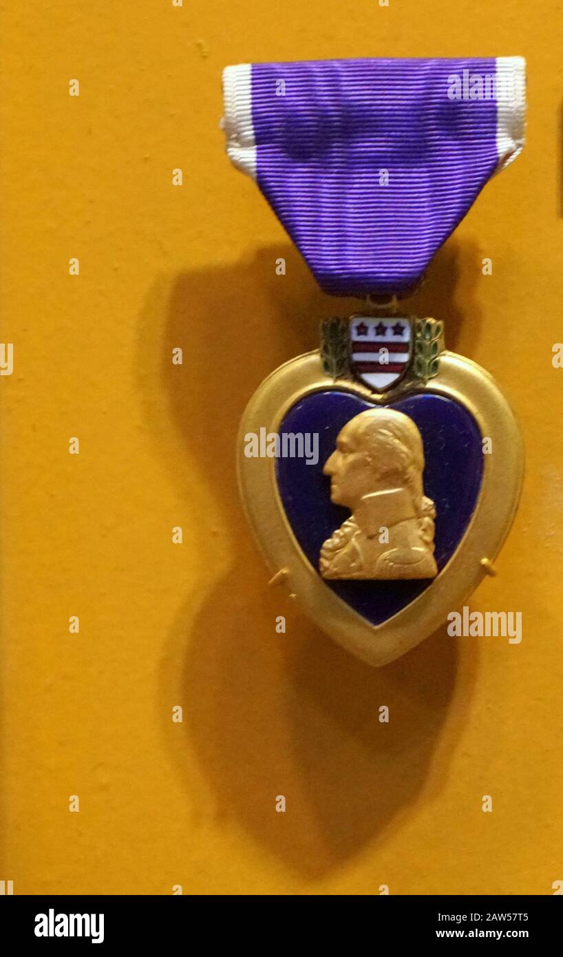 Nueva Orleans, Louisiana, EE.UU. - 5 de febrero de 2020 - la medalla de decoración militar Purple Heart en un fondo amarillo Foto de stock