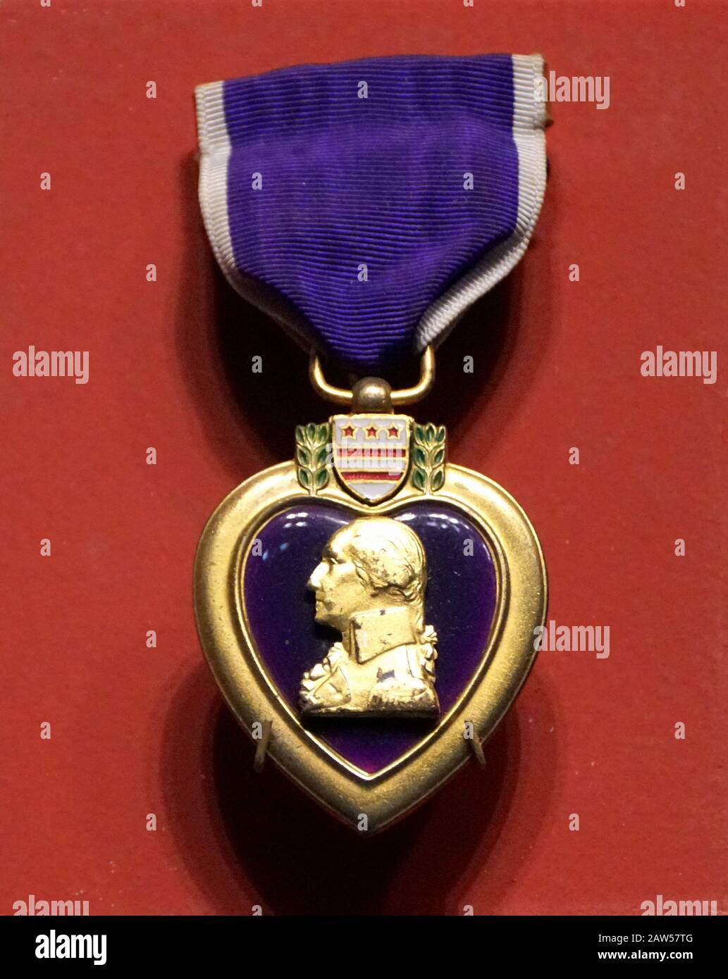 Nueva Orleans, Louisiana, EE.UU. - 5 de febrero de 2020 - la medalla de decoración militar Purple Heart en un fondo rojo aislado Foto de stock