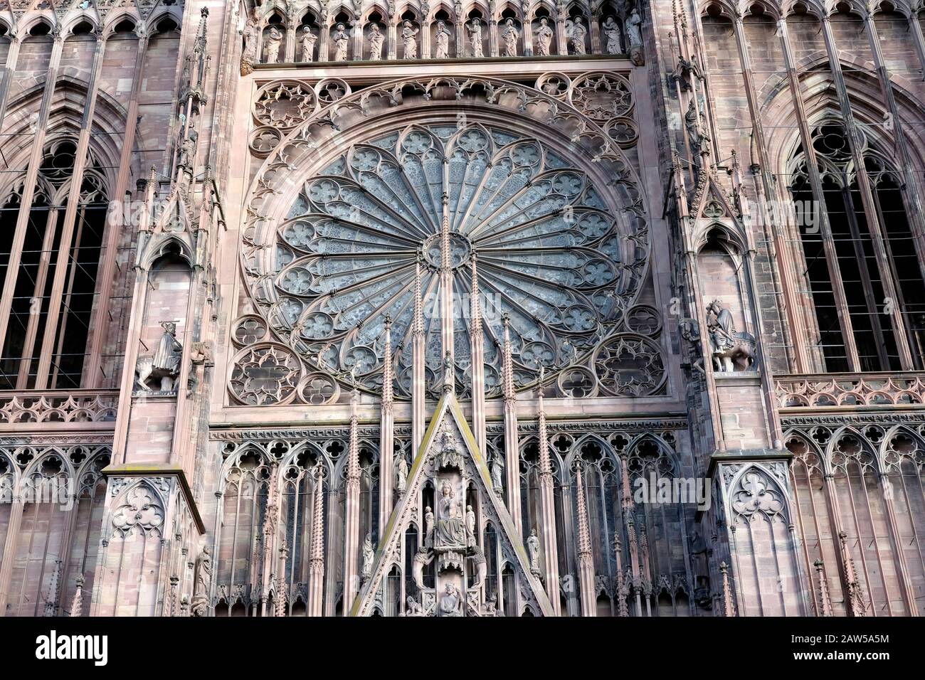 Una vista cercana de la catedral de Estrasburgo, Alsacia, Francia Foto de stock