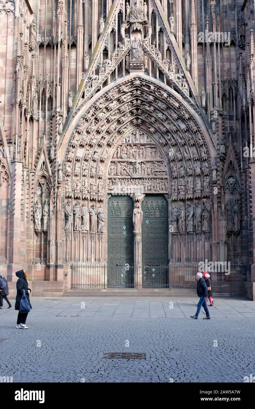 Una vista cercana de la catedral de Estrasburgo, Alsacia, Francia Foto de stock