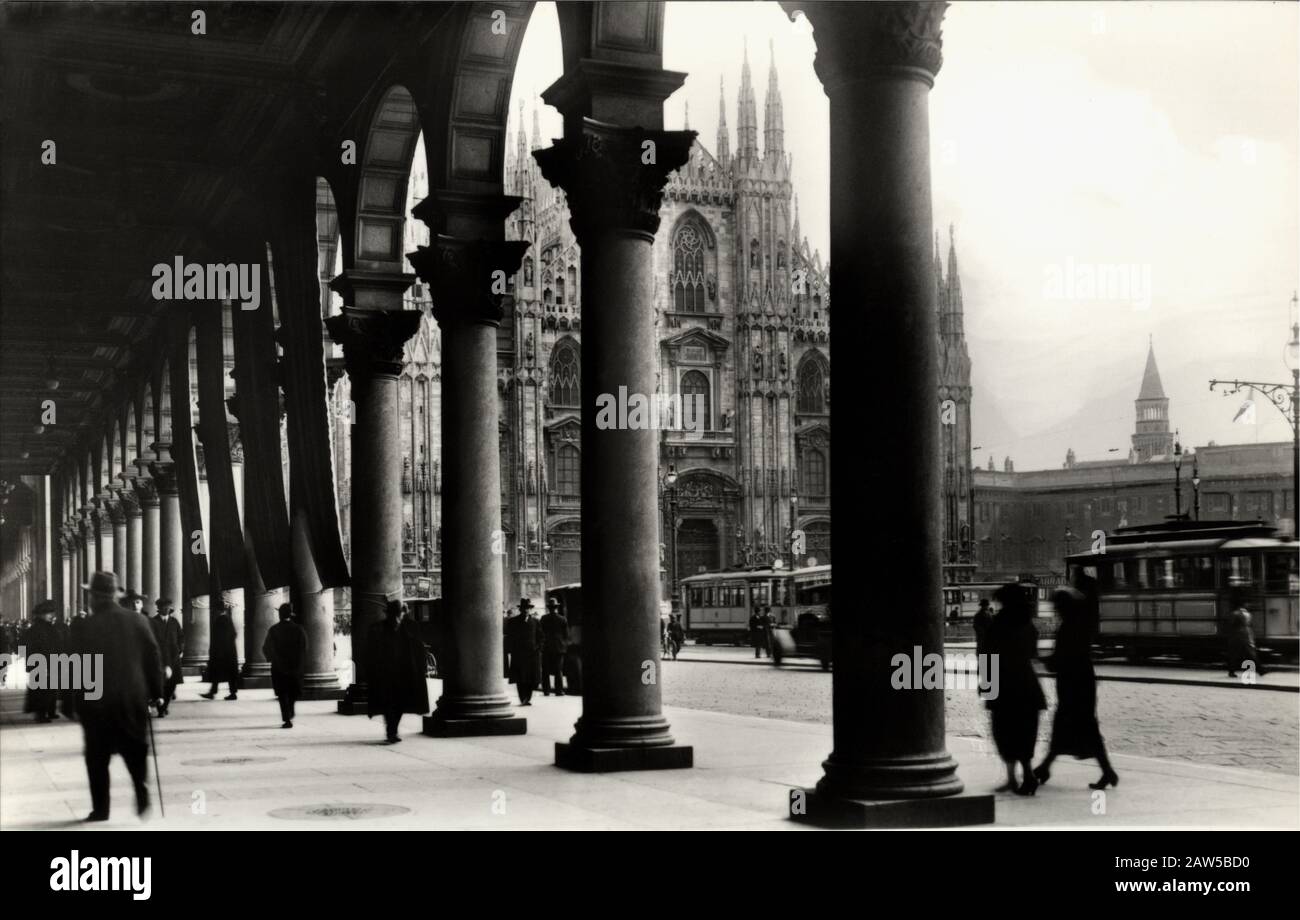 1935 CA , MILANO, ITALIA : LA PIAZZA DUOMO - LOMBARDIA - LOMBARDÍA - ITALIA - FOTO STORICHE - HISTORIA - GEOGRAFIA - GEOGRAFÍA - CHIESA - IGLESIA - Foto de stock