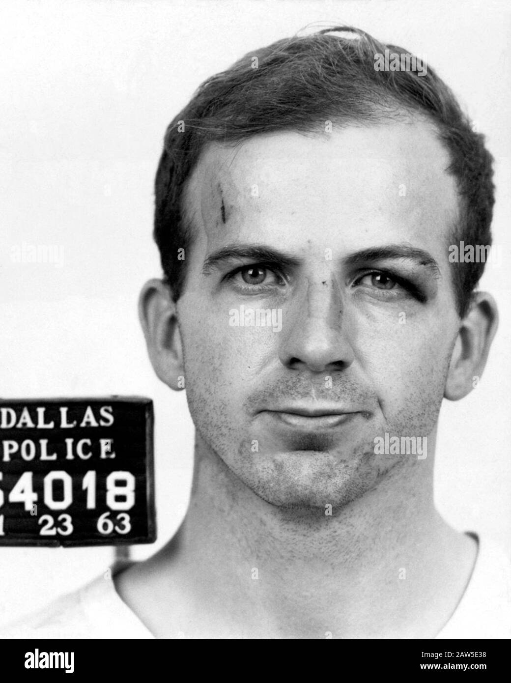 1963, 23 de noviembre , DALLAS , TEXAS , Estados Unidos : LEE HARVEY OSWALD ( 1939 - 1963 ) , la taza del Departamento de Policía fue reputada el asesino que asesinó a los Estados Unidos Foto de stock