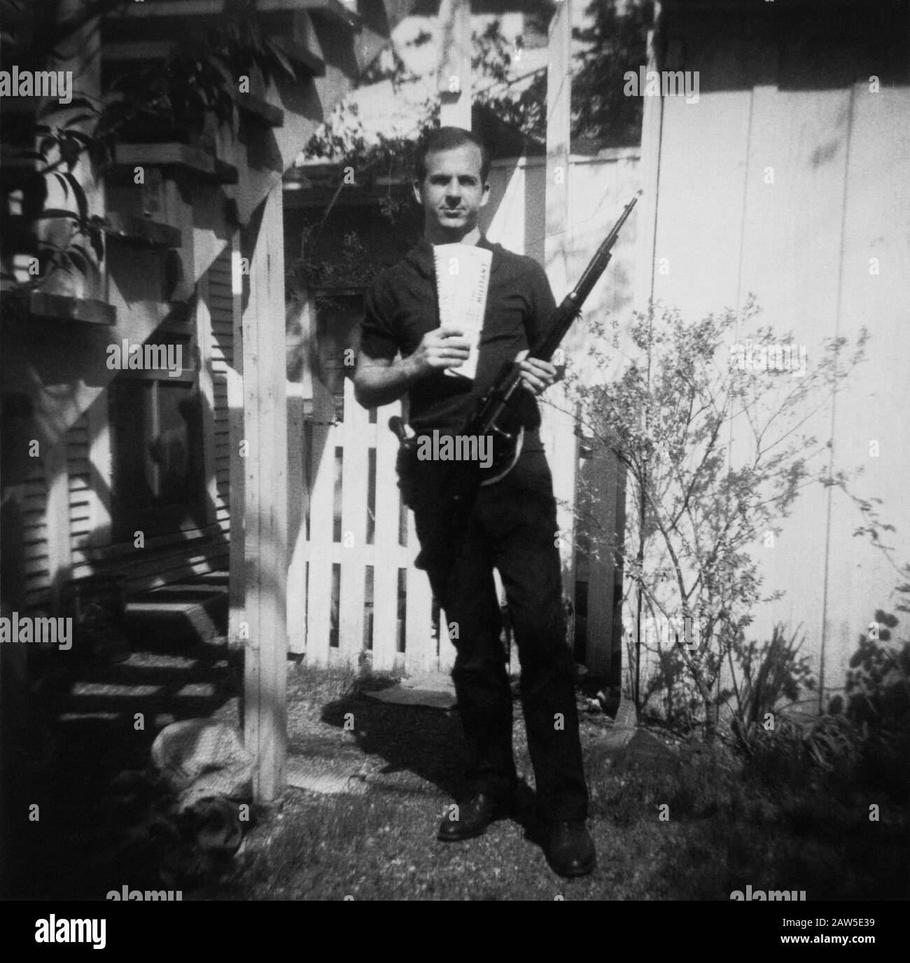 1963, marzo , DALLAS , TEXAS , Estados Unidos : LEE HARVEY OSWALD ( 1939 - 1963 ), reputó al asesino que asesinó al presidente de Estados Unidos JOHN FITZGERALD KENNEDY i. Foto de stock