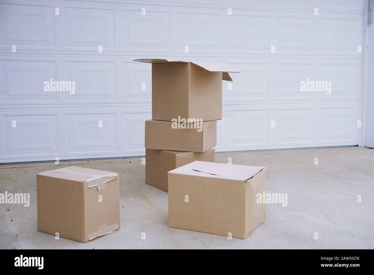 Repeler reemplazar Tregua Cajas de cartón en la puerta del garaje Fotografía de stock - Alamy