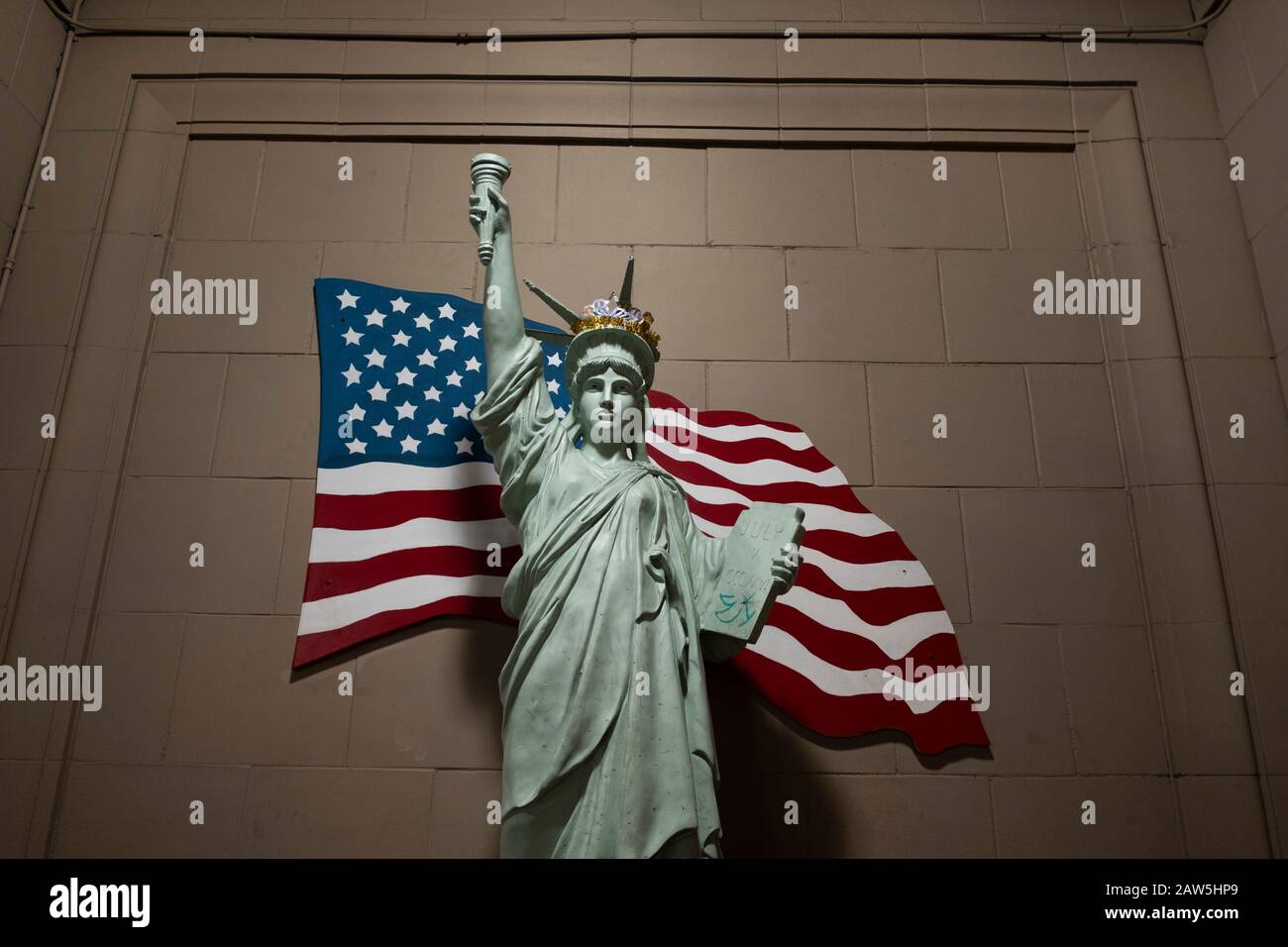 Kitschy estatua de la libertad fotografías e imágenes de alta