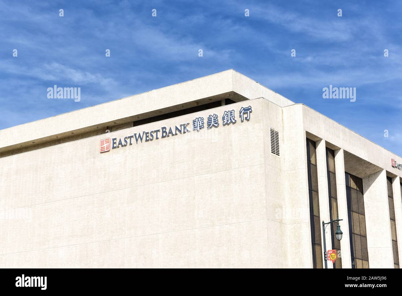 LOS ÁNGELES, CALIFORNIA - 05 DE FEBRERO de 2020: Primer plano de la señal en el edificio East West Bank en Hill y Alpine en el corazón de Chinatown. Foto de stock