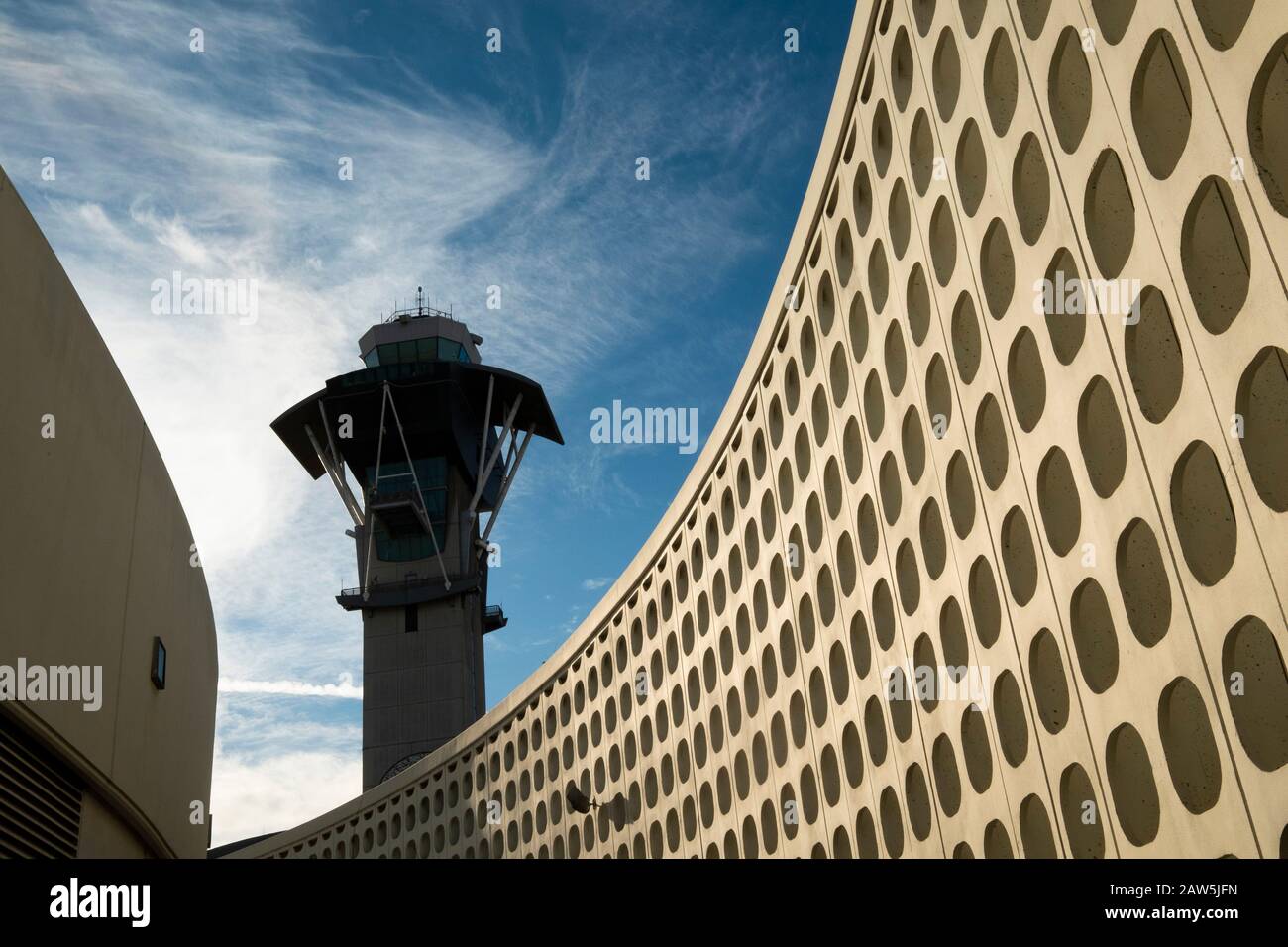 LAX Tema edificio y torre de control. El Aeropuerto Internacional de Los Ángeles - LAX - Los Angeles, California, EE.UU. Foto de stock