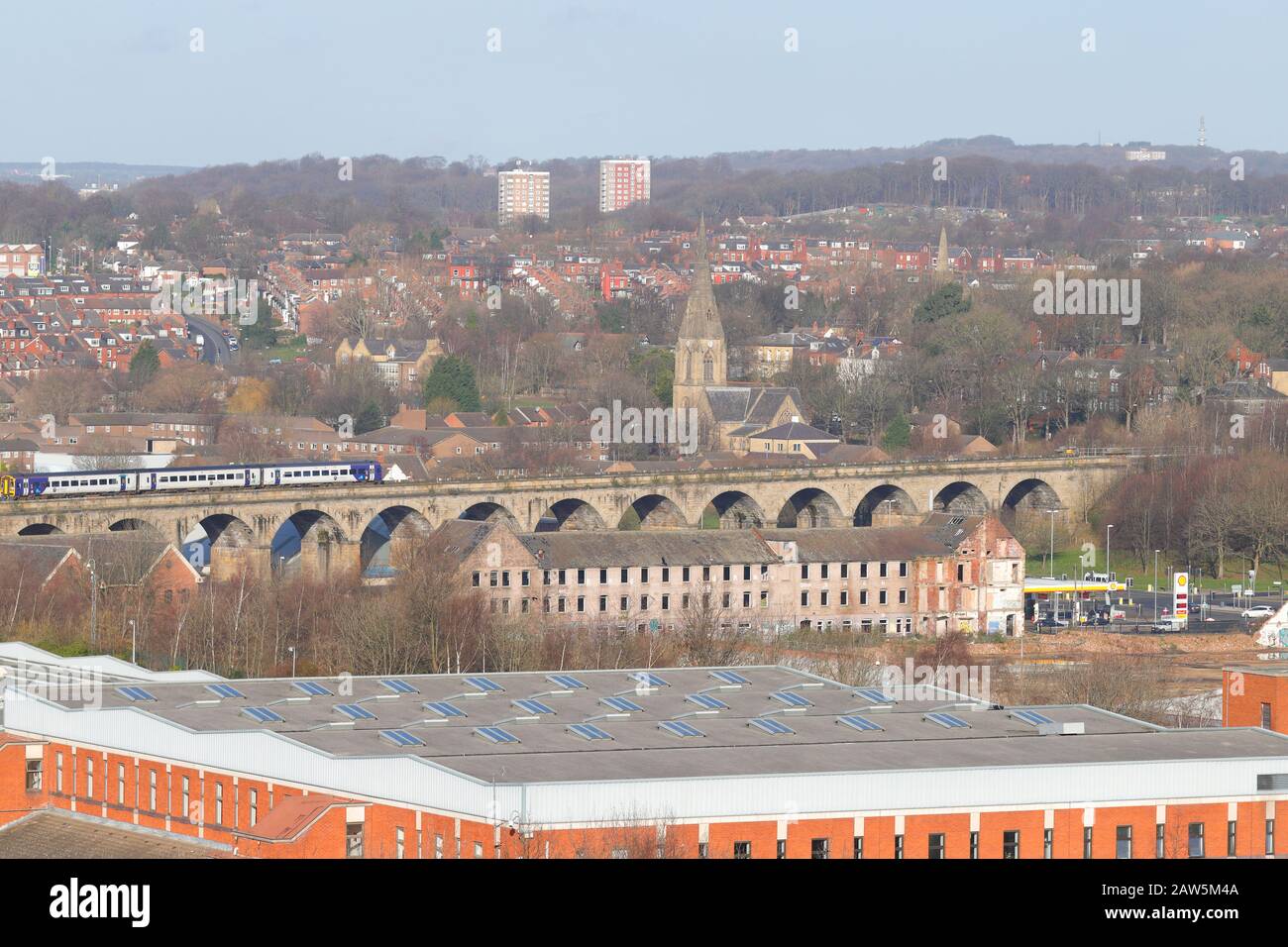Un tren de pasajeros de Northern Rail viaja por el viaducto Kirkstall en Leeds Foto de stock