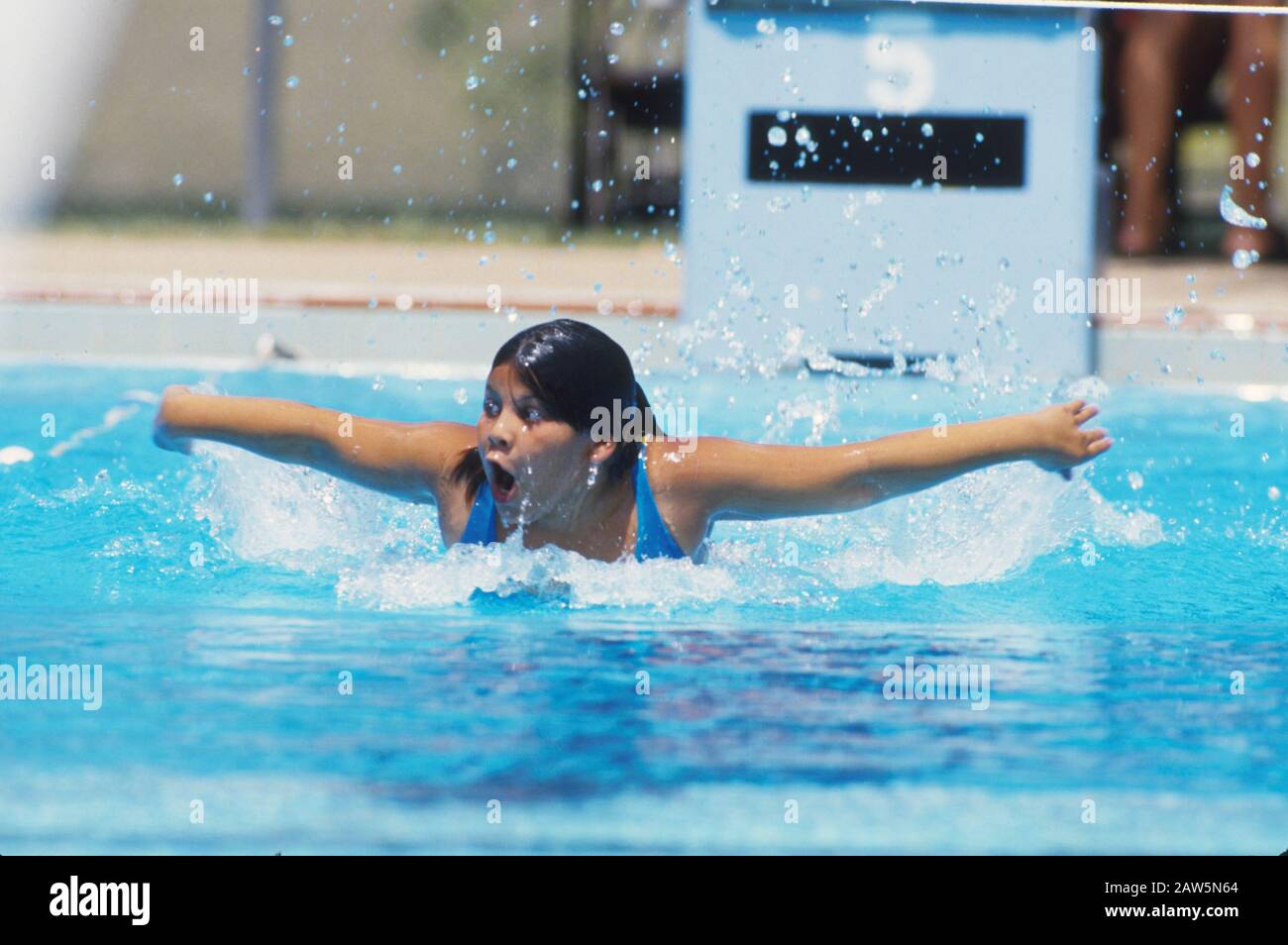 Austin, Texas: Niña compitiendo en el movimiento de mariposa durante campeonatos de natación de la liga de la ciudad. ©Bob Daemmrich Foto de stock