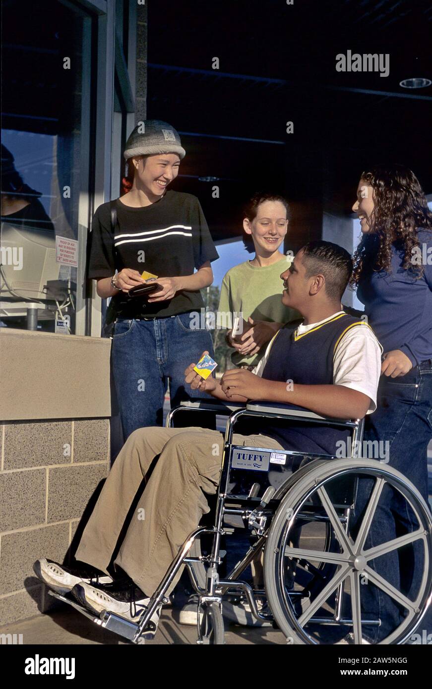 Austin, Texas: Adolescente en silla de ruedas y amigos en la taquilla del  cine. ©Bob Daemmrich Fotografía de stock - Alamy