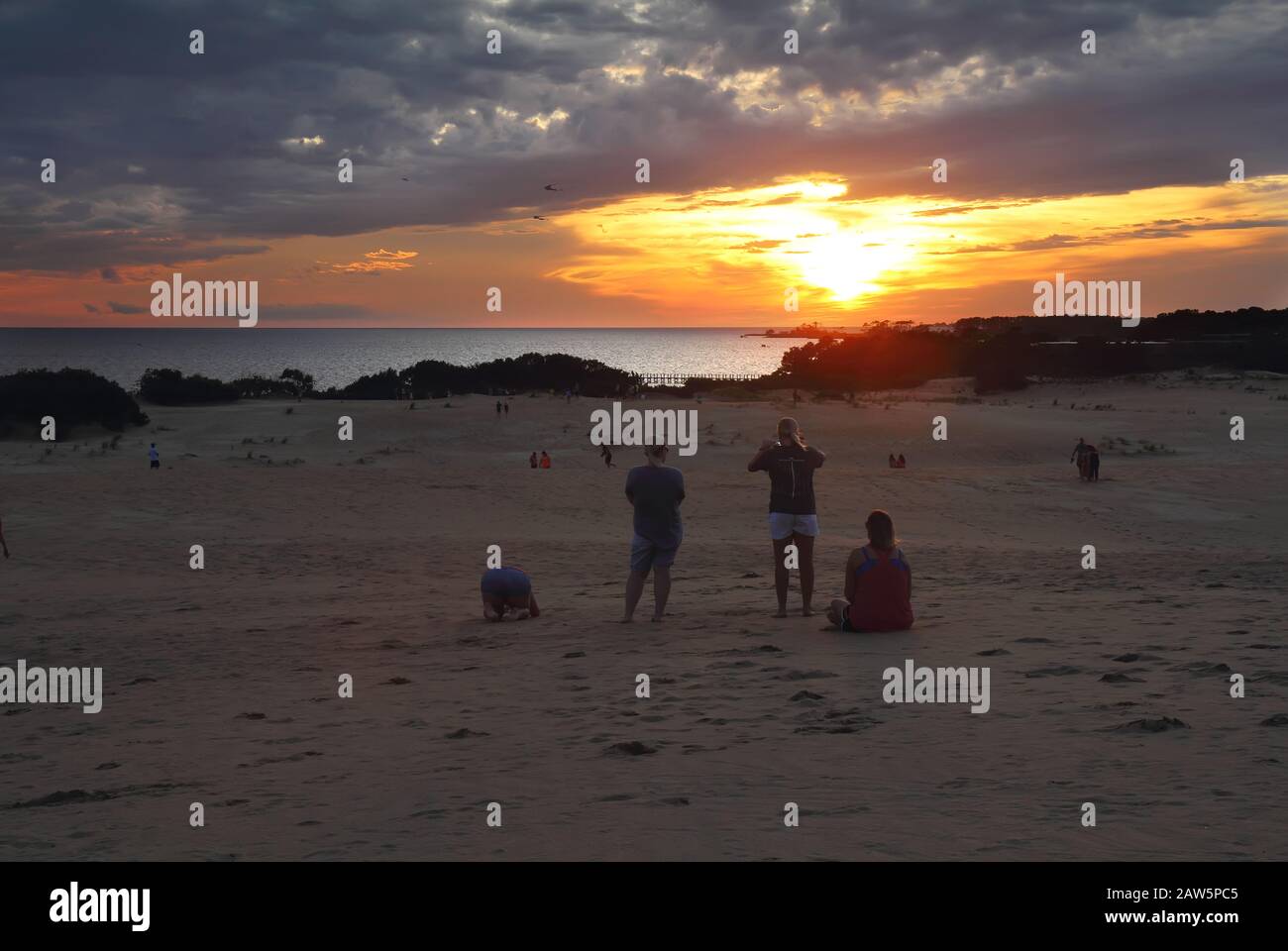 La gente mirando la puesta de sol sobre Albemarle Sound desde el Parque Estatal Jinetes Ridge en la ciudad de Nags Head en las orillas exteriores de Carolina del Norte Foto de stock