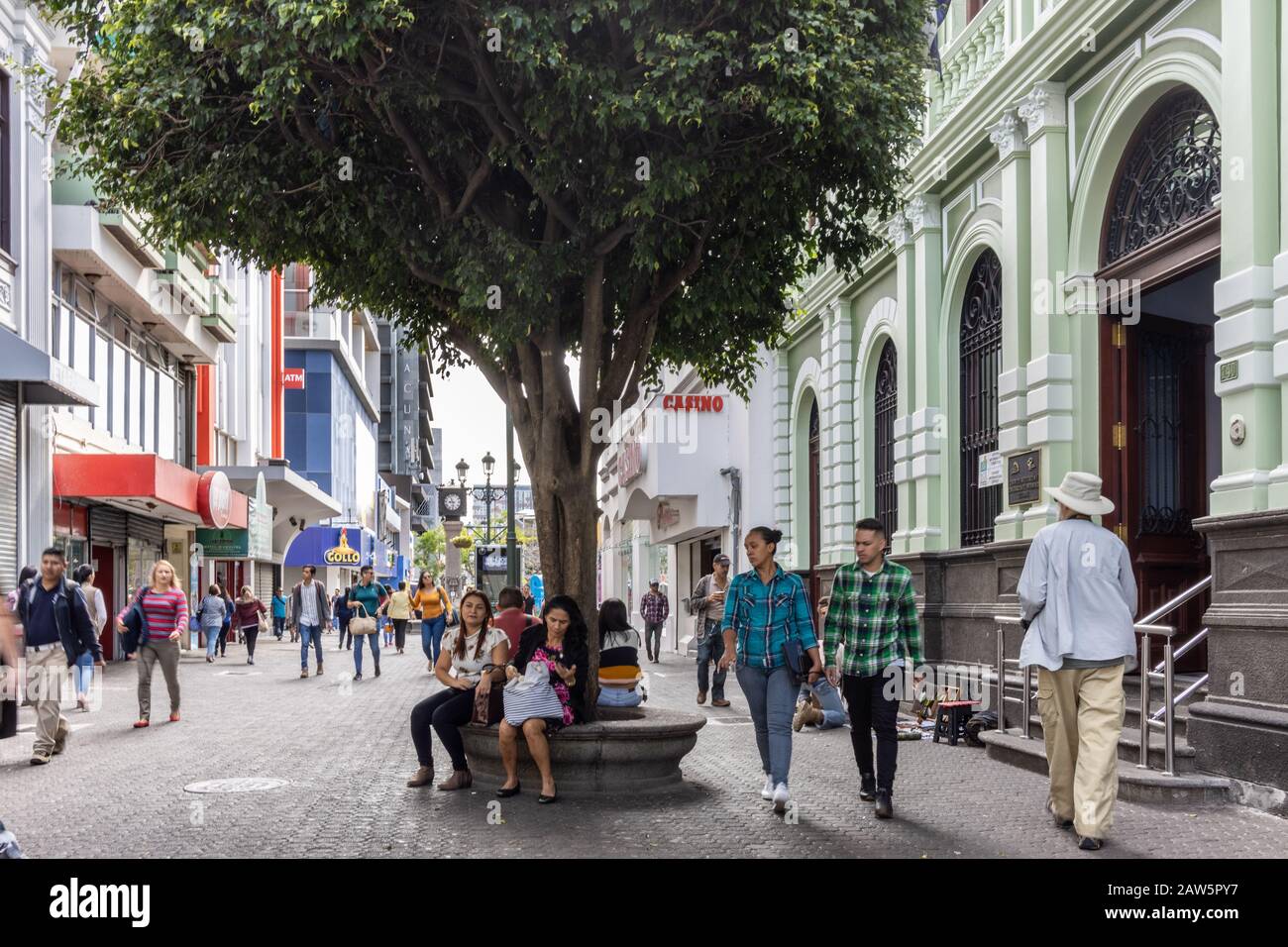 Compradores y turistas que caminan por la Avenida Central en San José, Costa Rica. Foto de stock