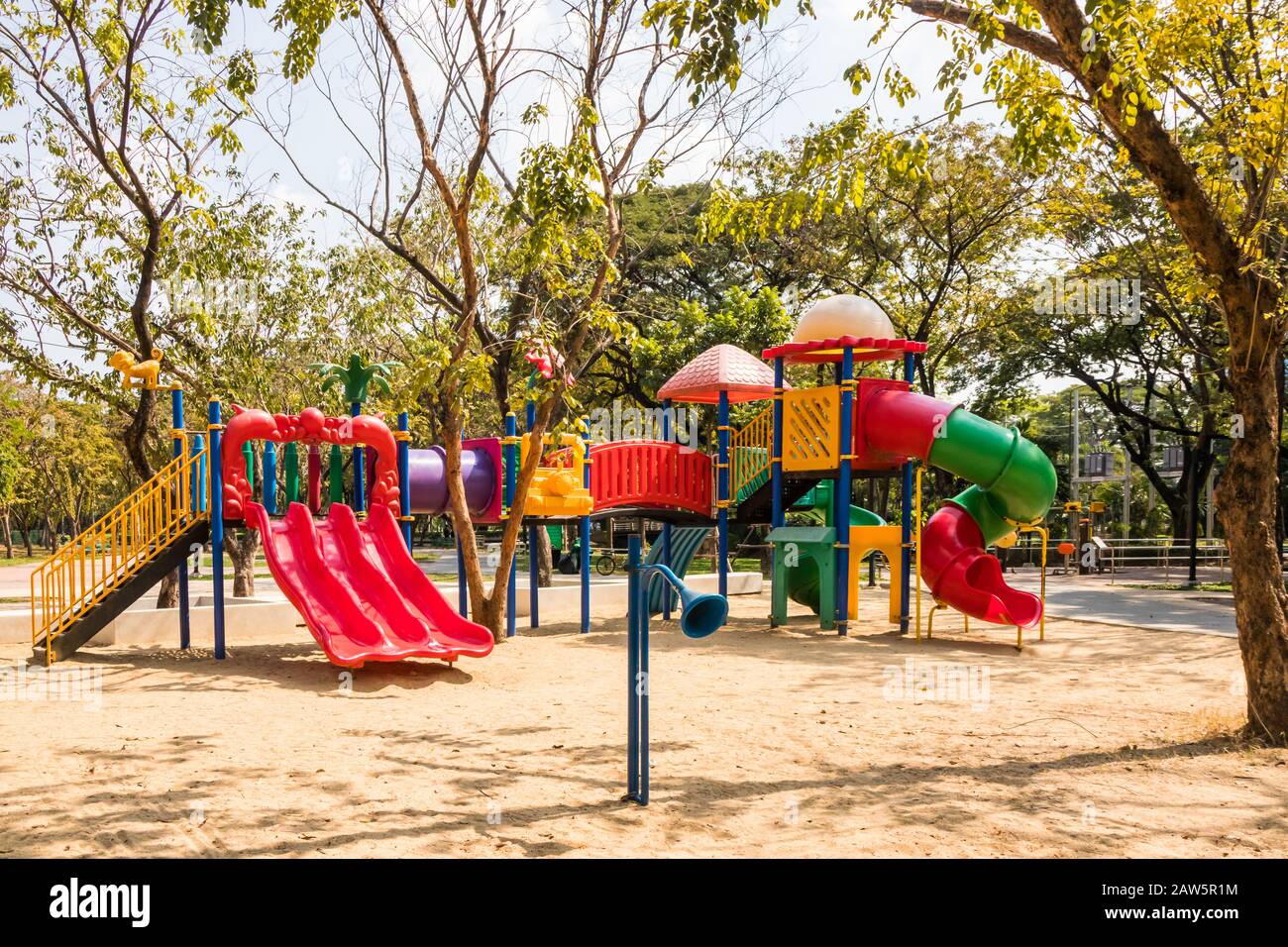 Juegos Para Niños Parque, Juego Instalaciones Del Parque Infantil Fotos,  retratos, imágenes y fotografía de archivo libres de derecho. Image 44305548