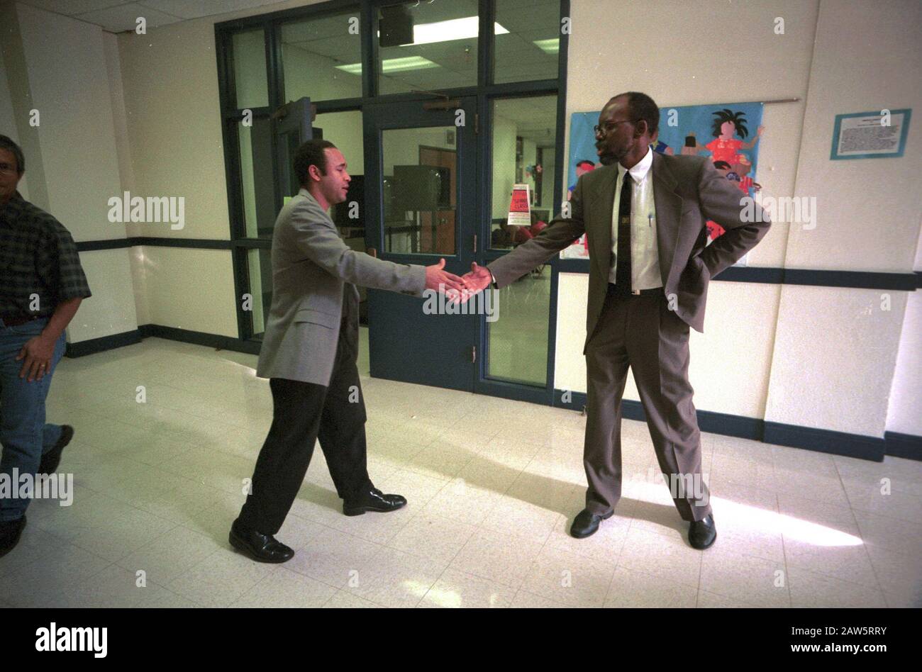 El cabildero de Texas Reggie James, jefe de la Southwest Office of Consumers Union en Austin, se reúne con el director de la escuela. Foto de stock