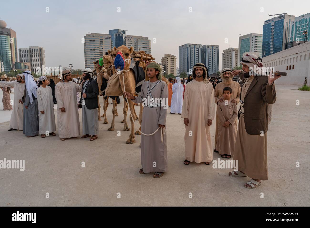 Hombres Árabes - Cultura árabe y de Oriente Medio - paño de historia tradicional - hombres emirati | actividades de atracción turística Foto de stock