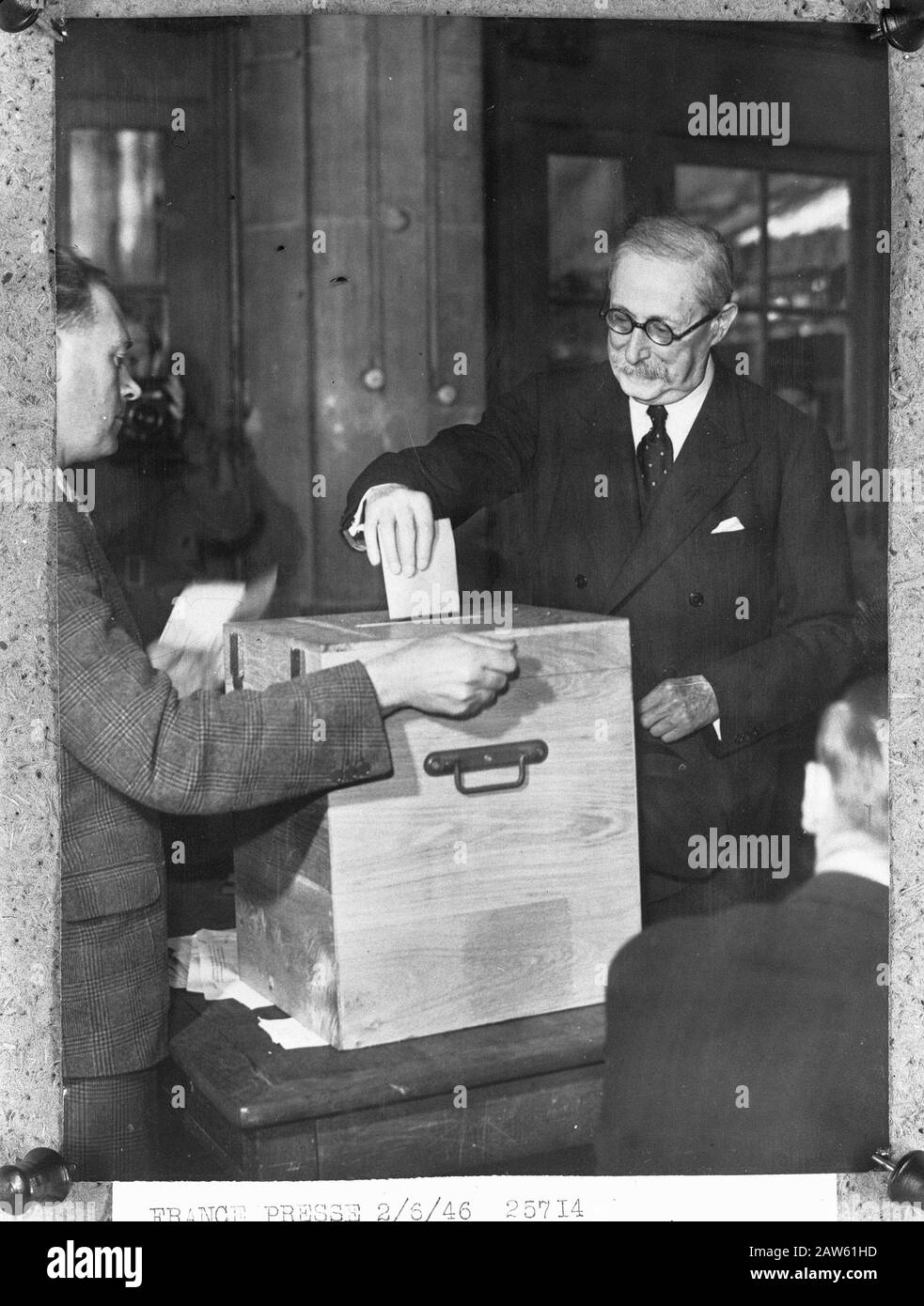 Leon Blum Votacion Para Las Elecciones De La Segunda Camara En Francia Fecha 3 De Junio De 1946 Lugar Francia Palabras Clave Parlamentos Elecciones Persona Nombre Blum Leon Fotografia De Stock Alamy