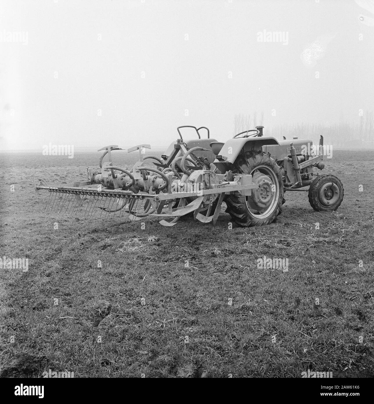 Maquinaria y herramientas agrícolas, trabajo, maquinaria de excavación,  rotaspa Fecha: Marzo 1958 lugar: Zevenhuizen palabras clave: Maquinaria e  implementos agrícolas, máquinas de excavación, Persona de trabajo Nombre:  Rotaspa Fotografía de stock - Alamy