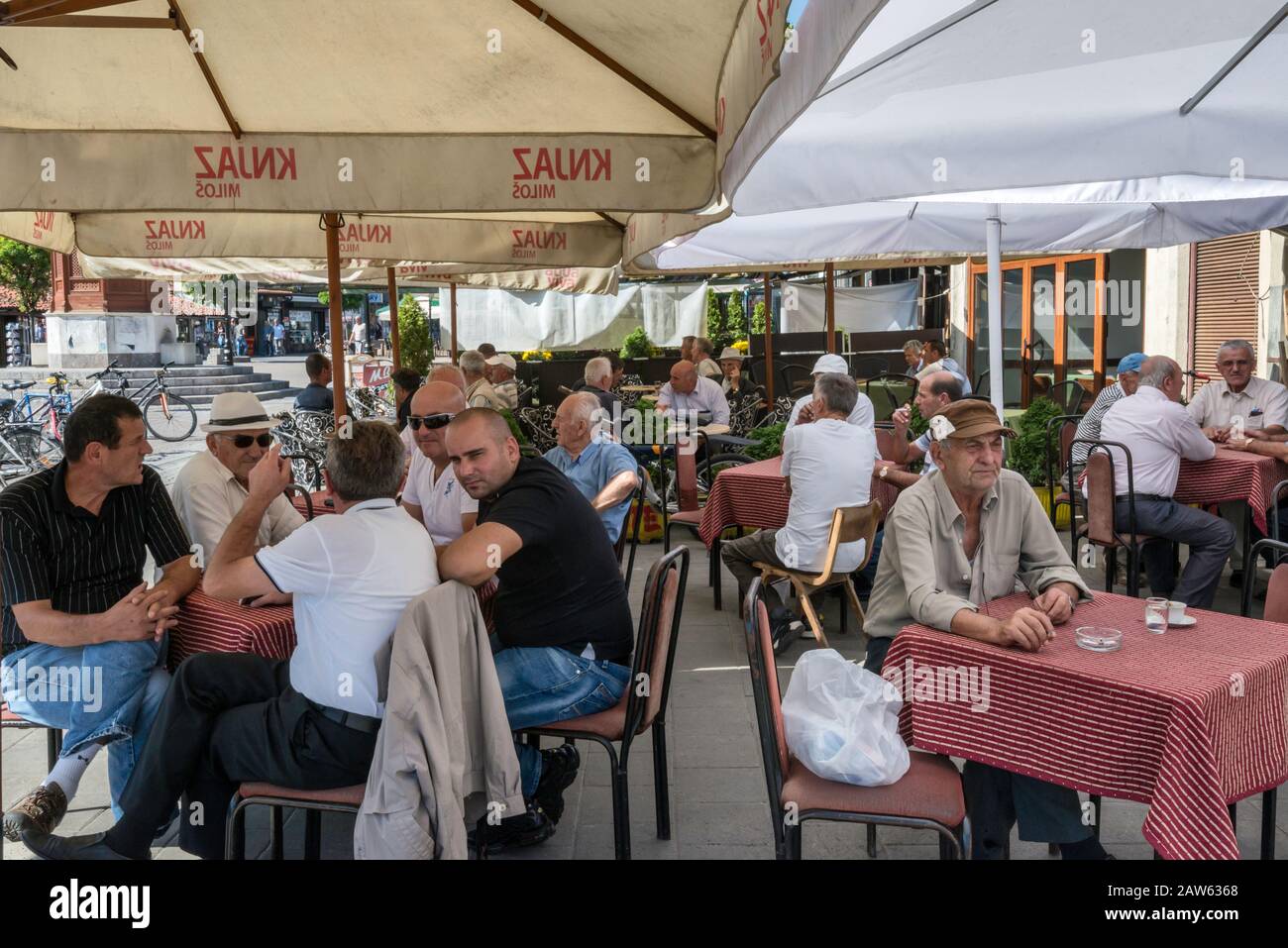 Café en la acera en la calle peatonal novembra 28, Novi Pazar, Distrito de Raska, Serbia Foto de stock