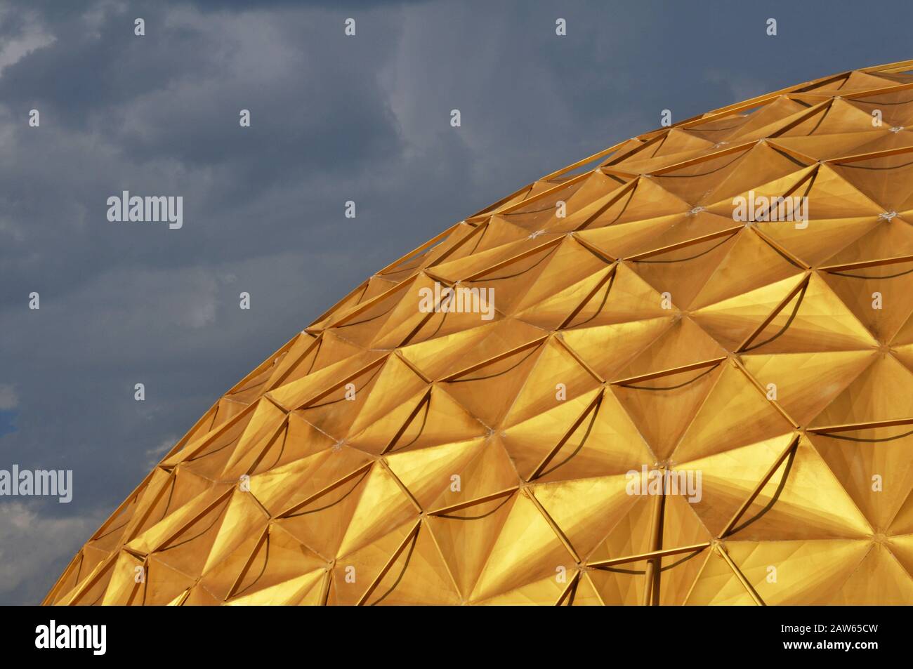 Detalle del emblemático edificio Gold Dome en la Ruta 66 en Oklahoma City, OK. Se están realizando trabajos para preservar el edificio vacante, construido en 1958 como banco. Foto de stock
