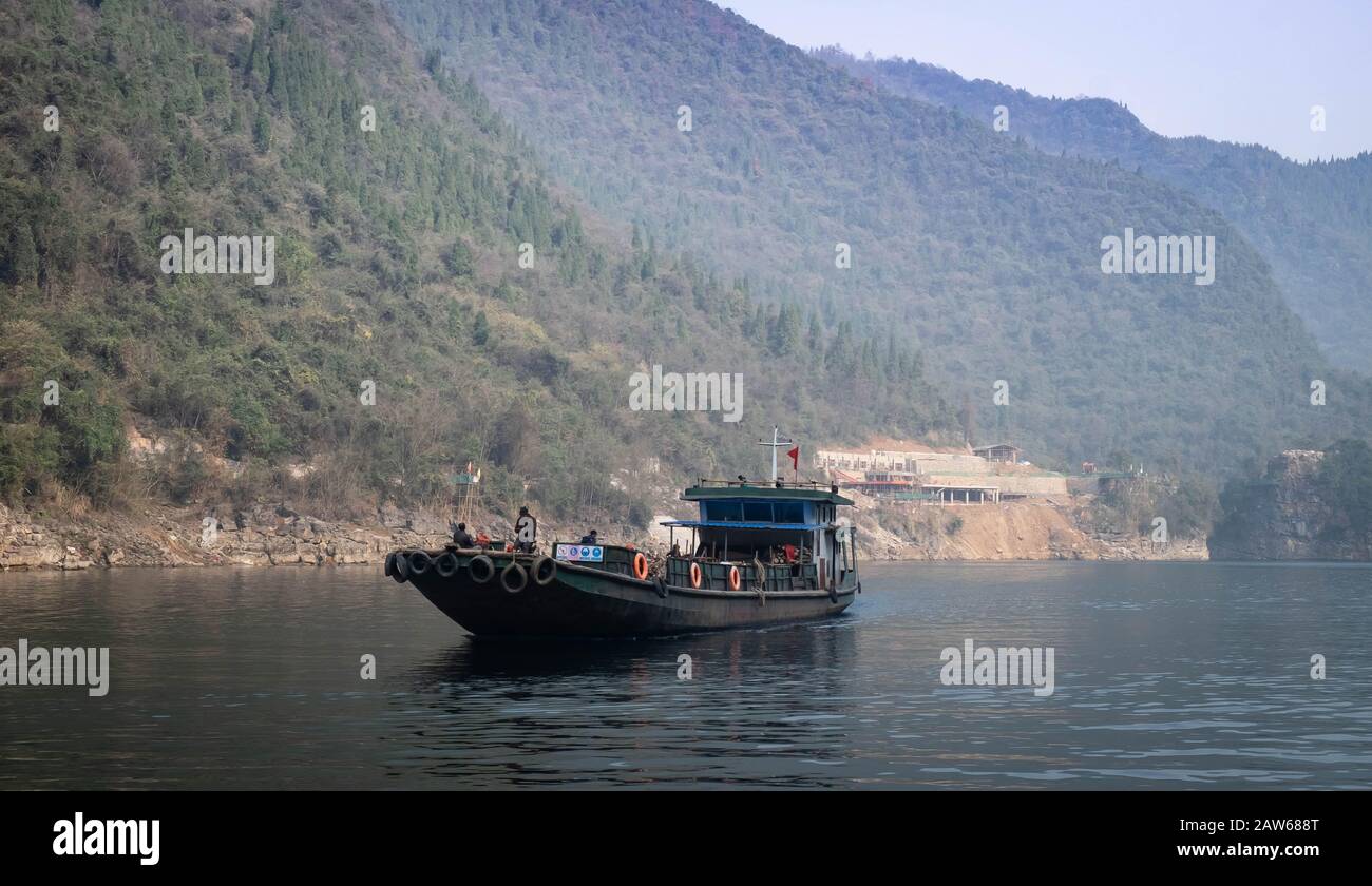 Yichang, HUBEI / CHINA - Dic 25 2019: Bote de pesca chino en el río Yangtze para el viajero junto con las tres gargantas, la parte o Foto de stock