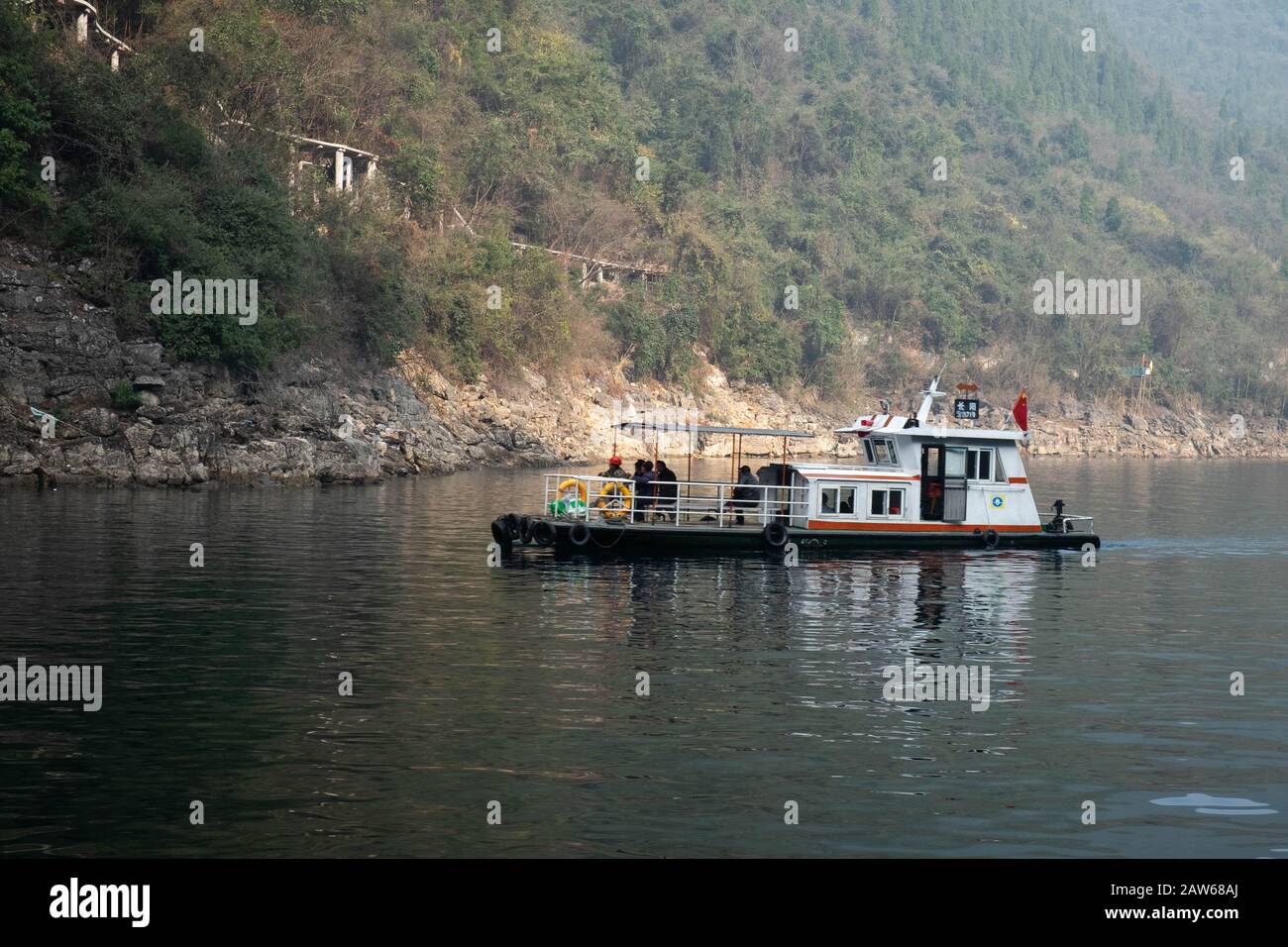Yichang, HUBEI / CHINA - Dic 25 2019: Bote de pesca chino en el río Yangtze para el viajero junto con las tres gargantas, la parte o Foto de stock