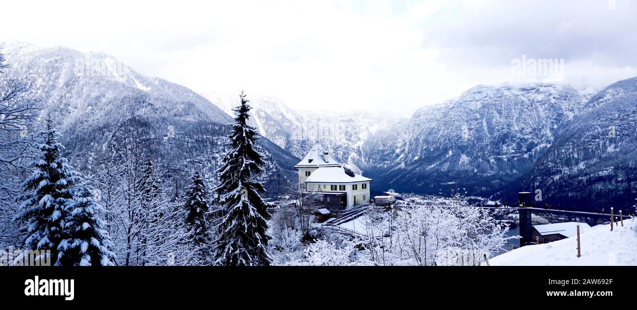 Panorama del paisaje montañoso de nieve de invierno de Hallstatt a través del bosque en el valle del altiplano conduce a la antigua mina de sal de Hallstatt, Austria Foto de stock