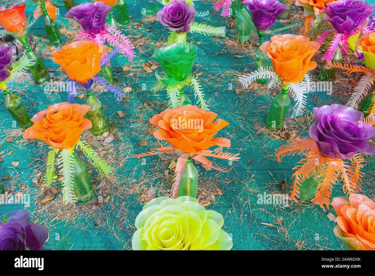 Flores de plástico de colores reciclados hechas de botellas de plástico para  decorar como flores en el jardín. Botella de plástico reciclada Fotografía  de stock - Alamy