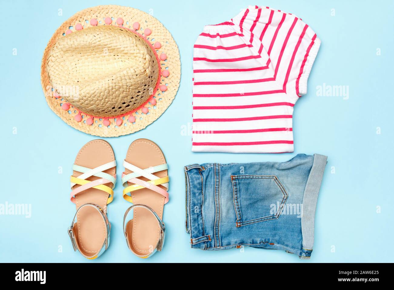 Collage de chicas ropa de verano sobre fondo azul, sombrero, pantalón  corto, camiseta, sandalias. Plano, vista superior Fotografía de stock -  Alamy