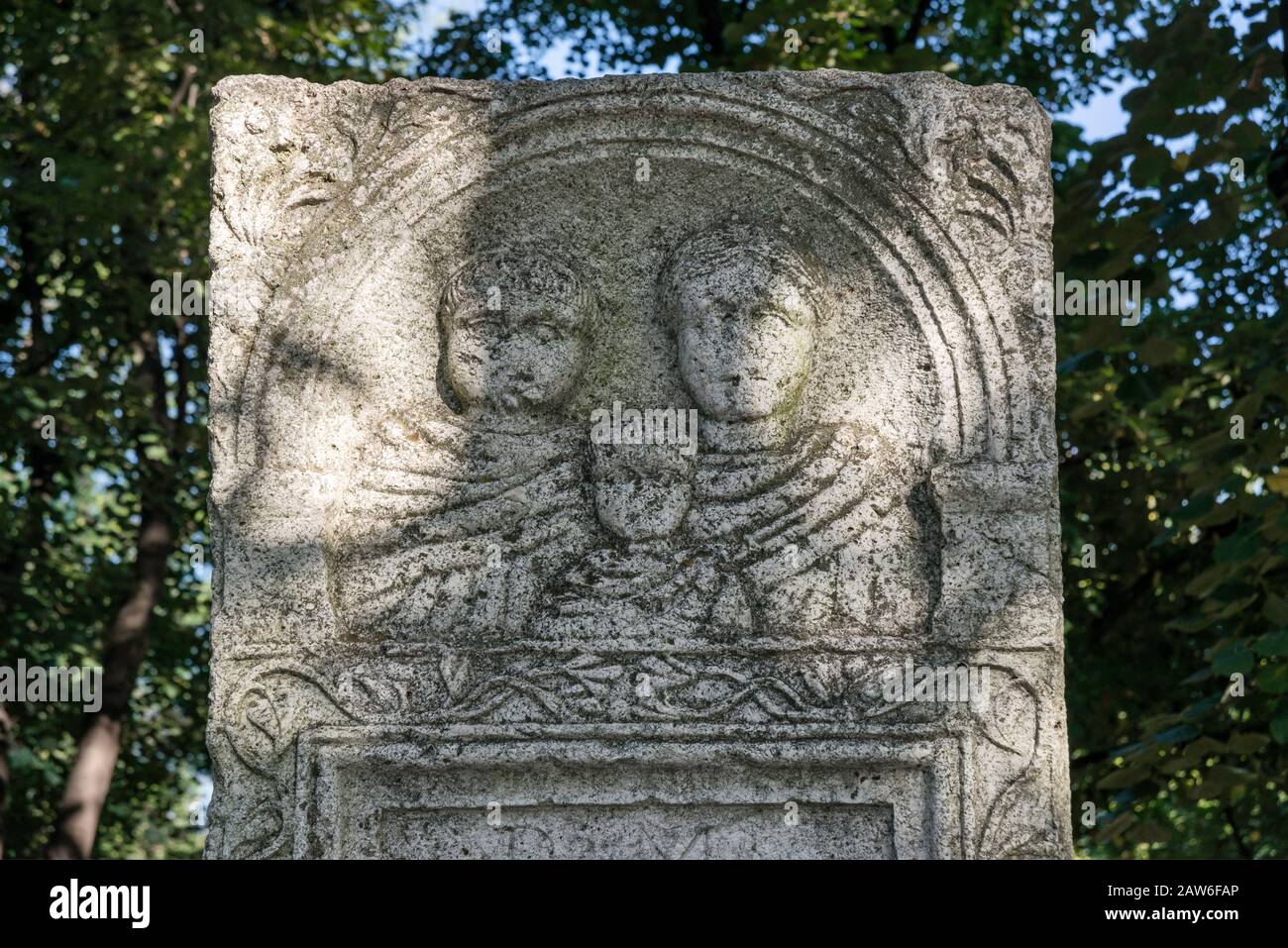Panel de época romana, siglo I-4, en Lapidarium en la Ciudadela de Tvrdava en Nis, Serbia Foto de stock