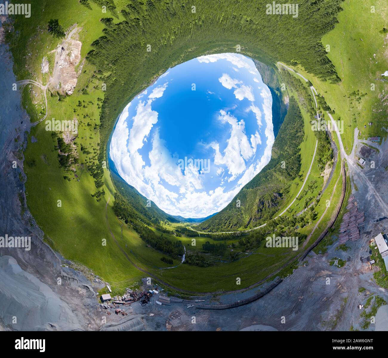 Imagen panorámica de 360 grados de un mundo abstracto que se convirtió en  el interior con verdes prados alrededor de un cielo ovalado con nubes en  las montañas de Altai. Vista desde
