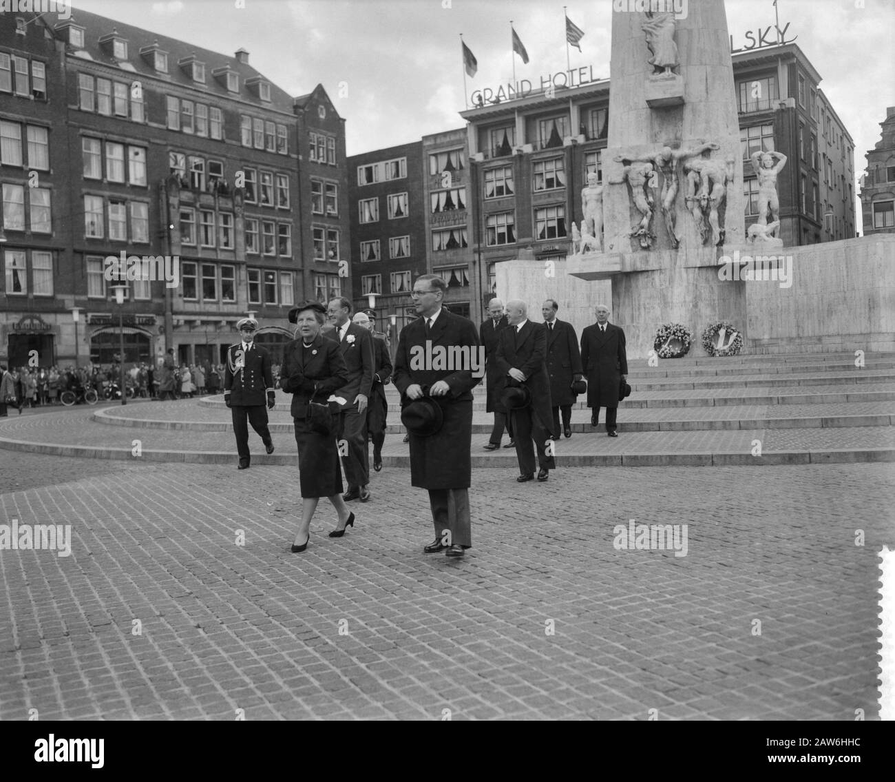 Memorial Day 1959 la Reina Juliana y el Príncipe Bernhard depositan una