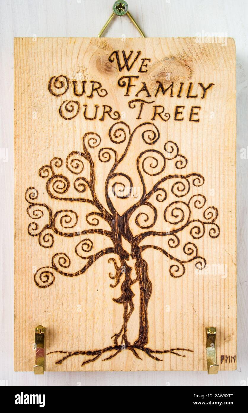 el arte antiguo de la pirografía, la madera y el fuego, el árbol de la vida  formado por una pareja que amas, colgar llaves y objetos Fotografía de  stock - Alamy