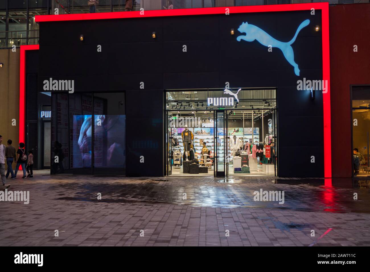 Shenzhen, China, Abril De 2019. Puma Store por la noche, Marca Puma, es una  multinacional alemana que diseña y fabrica atléticos y casua Fotografía de  stock - Alamy